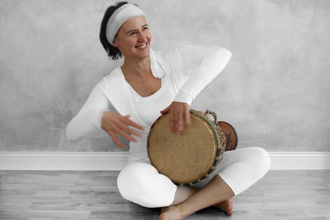 Mains De Musicien Jouant Du Tambour Handpan Dans La Scène De La