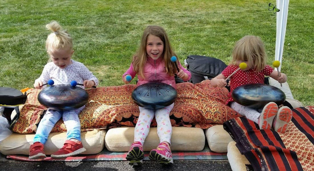 3 Kids playing a tongue drum