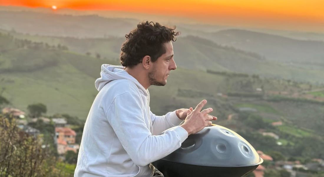 Alexandre Lora playing a handpan
