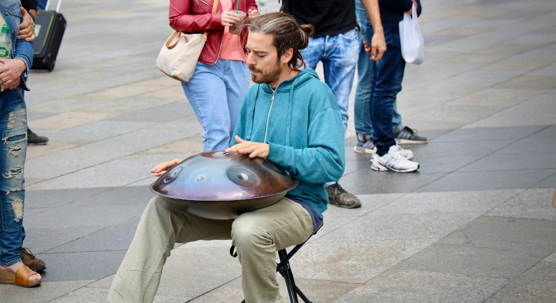 A handpan player in the streets of Brussels