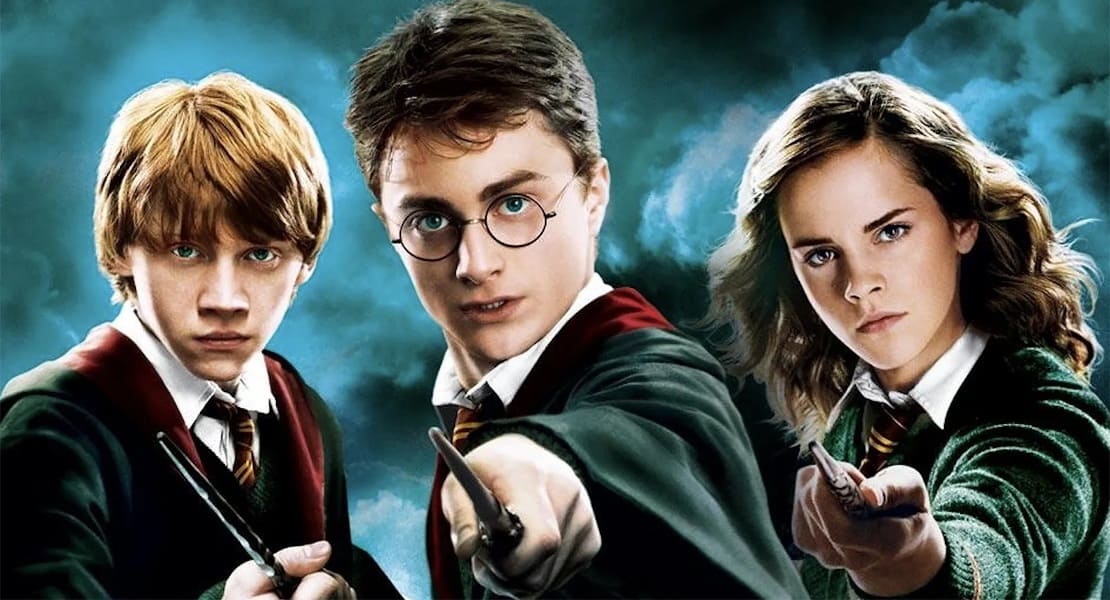 Harry Potter, Hermione and Ron holding their magic wands