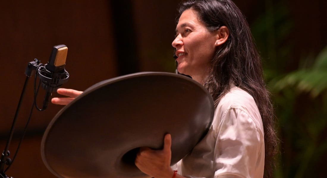 Laura Inserra holding a handpan in her hands