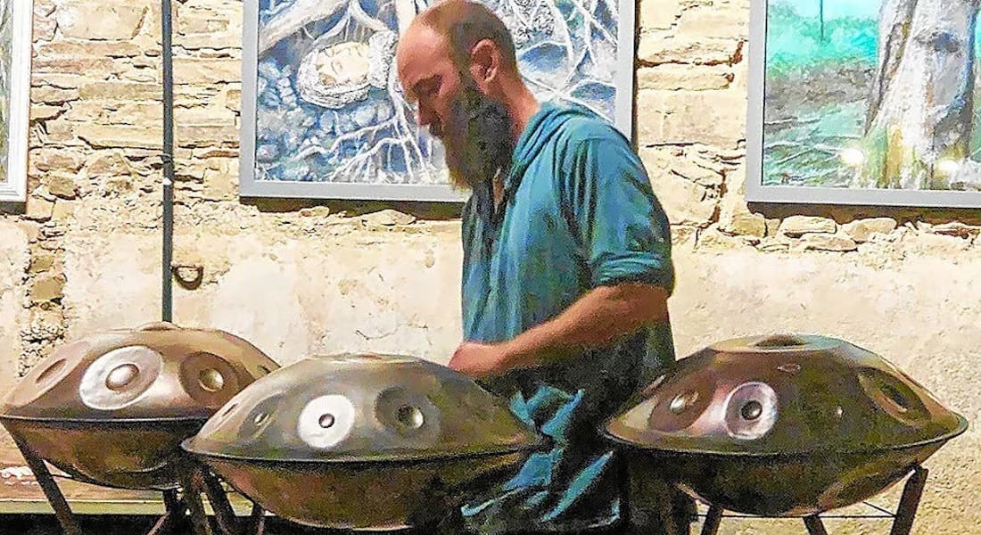 Maël Chauvet playing several handpans