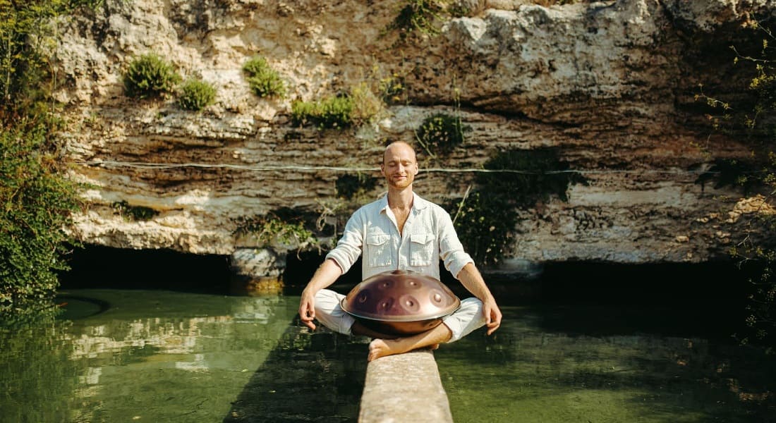 Malte Marten meditating with a handpan