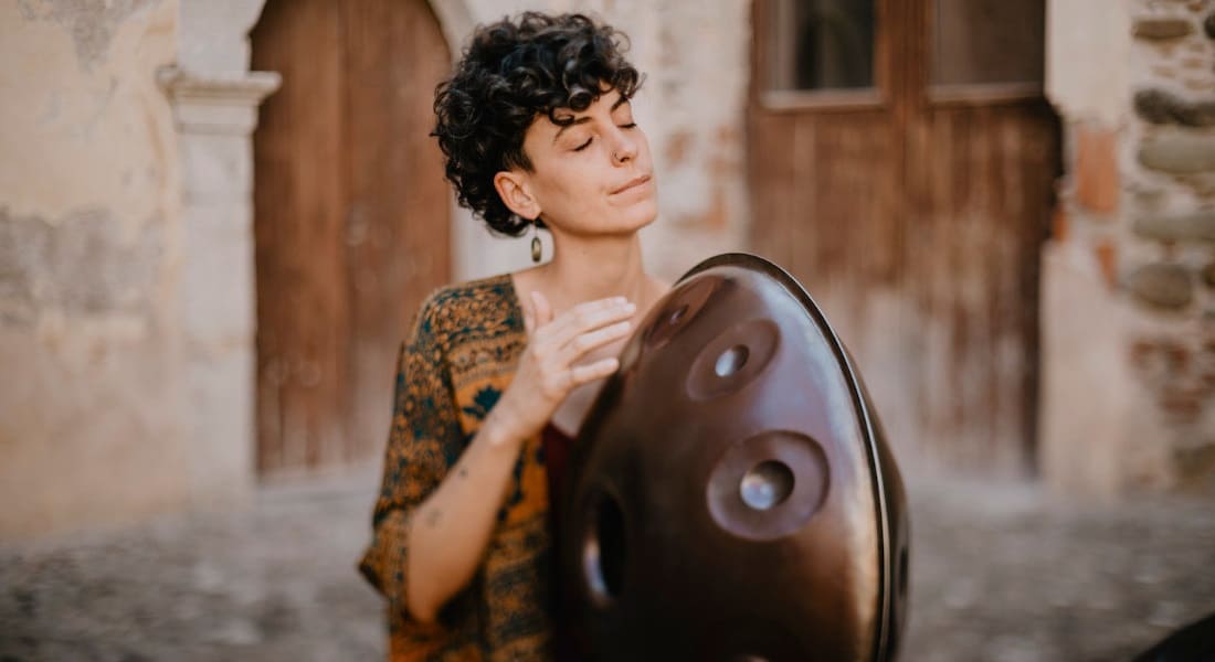 Mar Loi with her eyes closed with a handpan