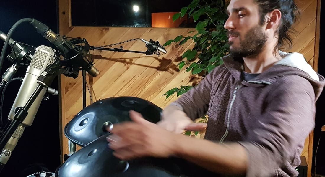 Quentin Kayser playing handpan in the studio