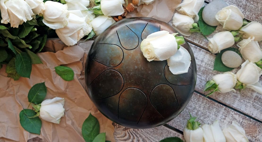 A tongue drum with lots of white roses
