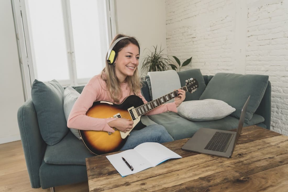 Apprendre la guitare : faut-il choisir les cours en ligne ou en présentiel ?