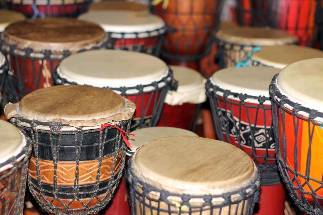 Comment Tendre la Peau et Accorder un Djembé ?