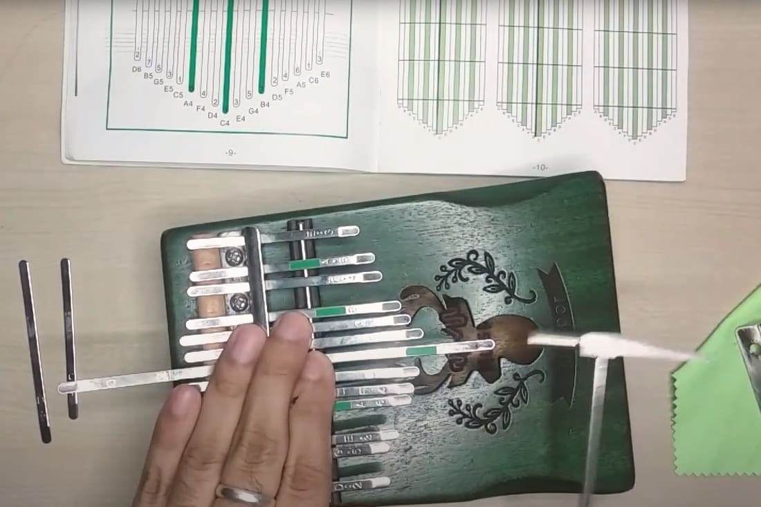 Comment installer les lames d'un kalimba ?