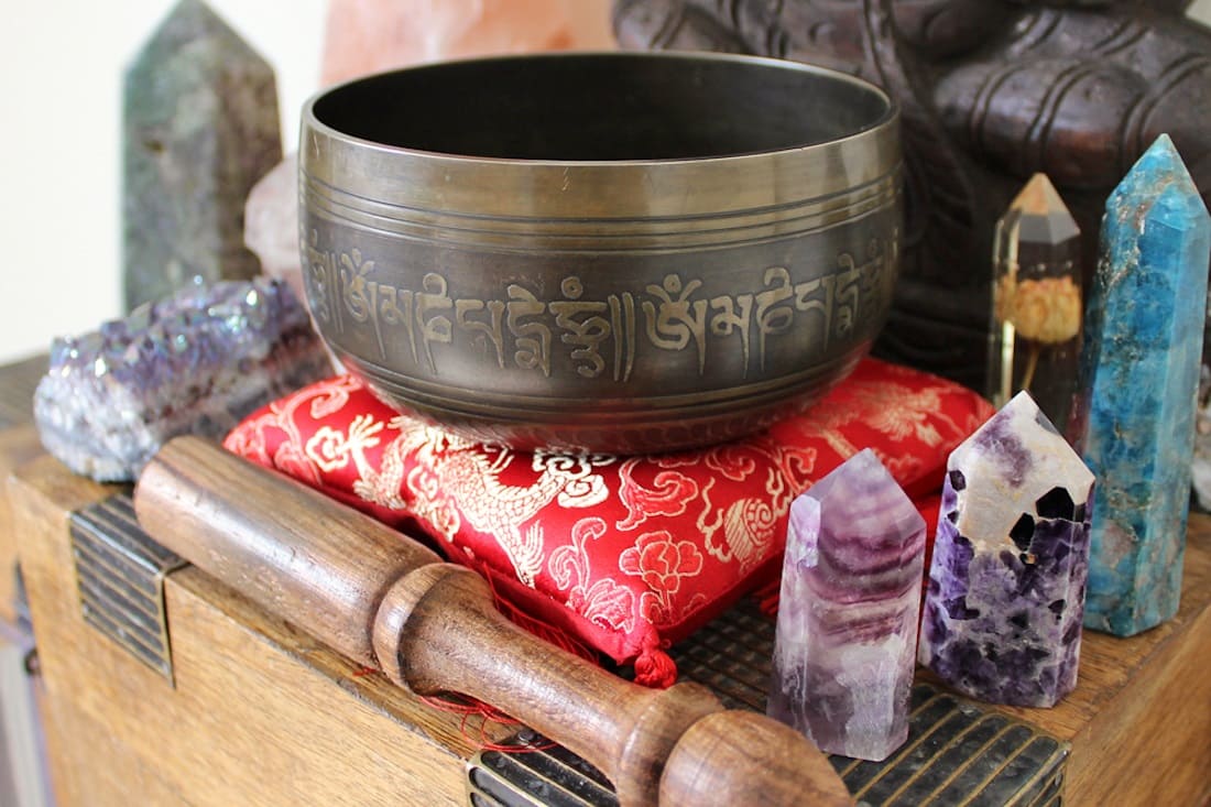 Comment purifier et recharger des pierres avec un bol tibétain ?