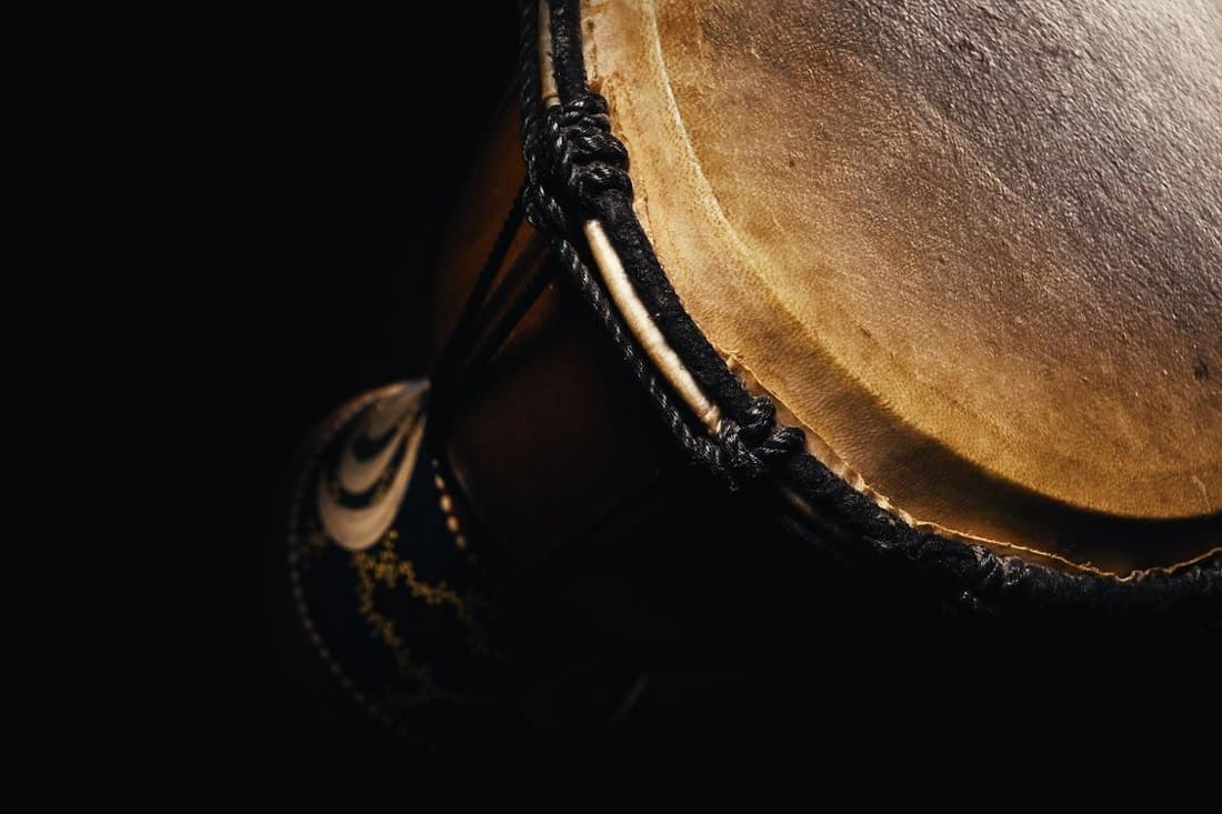 Comment réparer et changer la peau d’un djembé ?