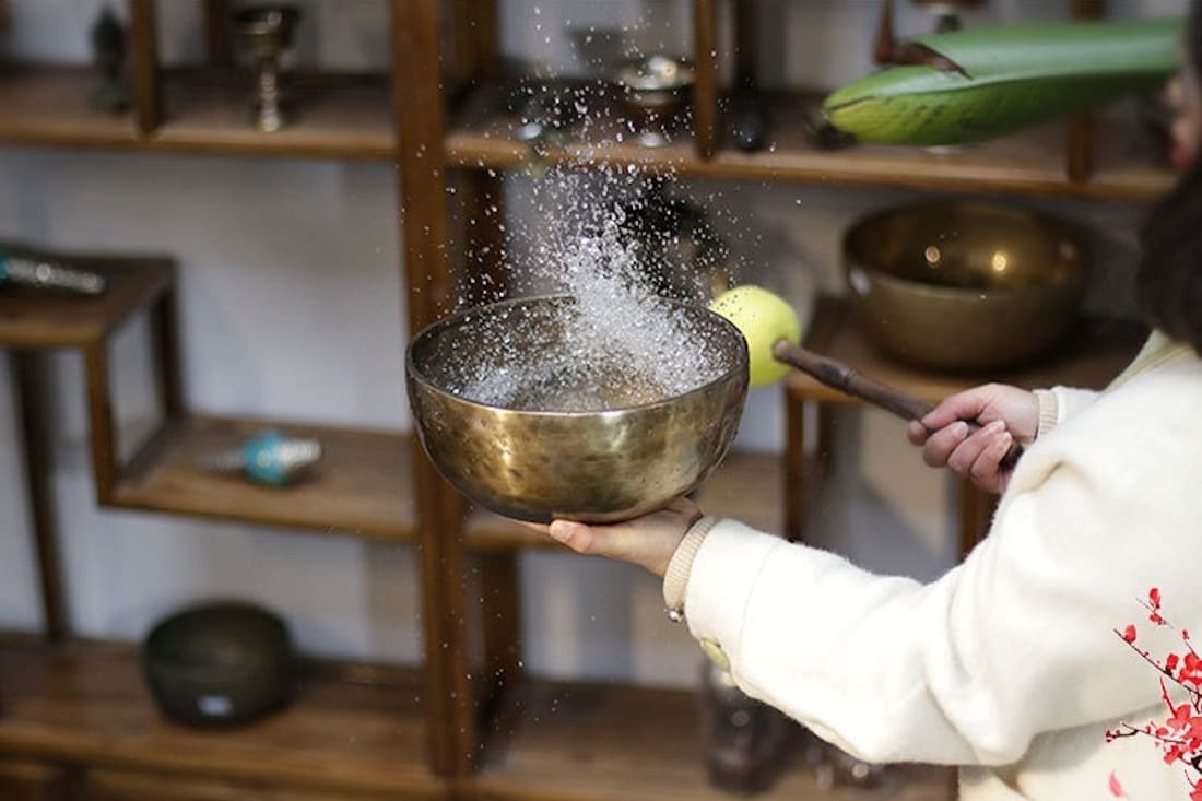Comment utiliser un Bol Tibétain avec de l'Eau ?