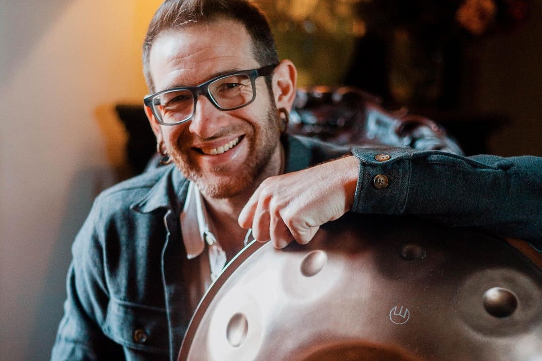 Davide Friello : portrait d’un maître du Handpan entre voyages et concerts