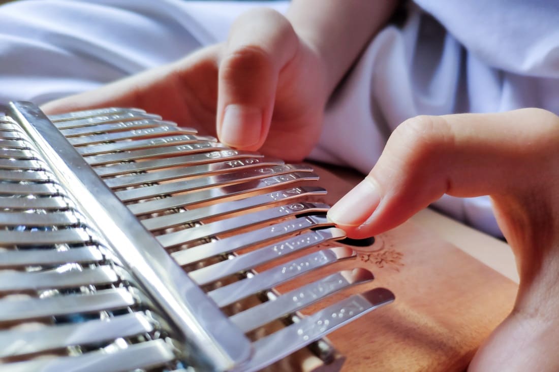 Est-ce qu'il faut des ongles longs pour jouer du kalimba ?