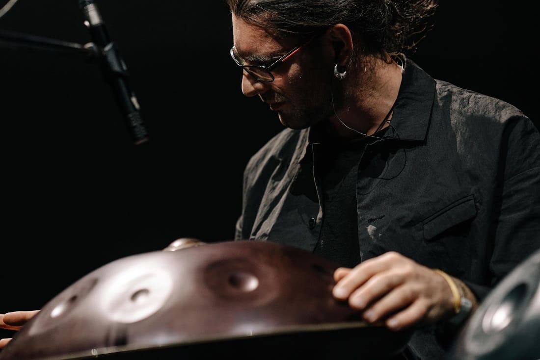 Kirill Osherov : biographie, style et parcours d’un maître du Handpan