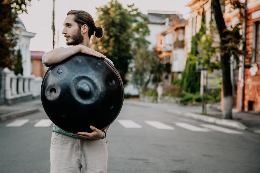 Qu'est-ce qu'un handpan ? Comment fonctionne-t-il ?