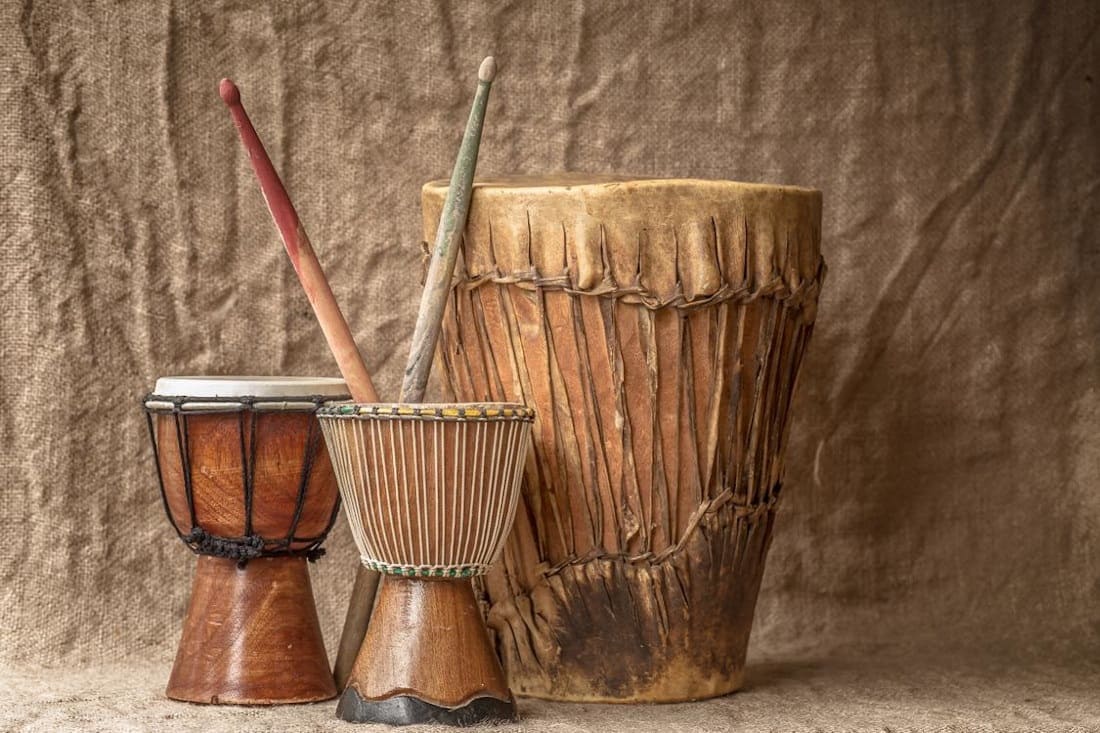 Quelles sont les origines du djembé ? Découvrez son histoire
