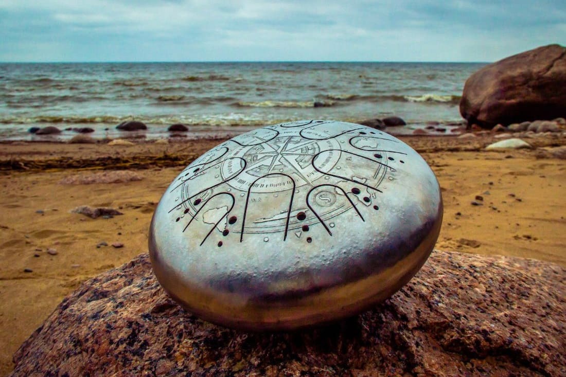 Quelles sont les origines et l'histoire du tongue drum ?