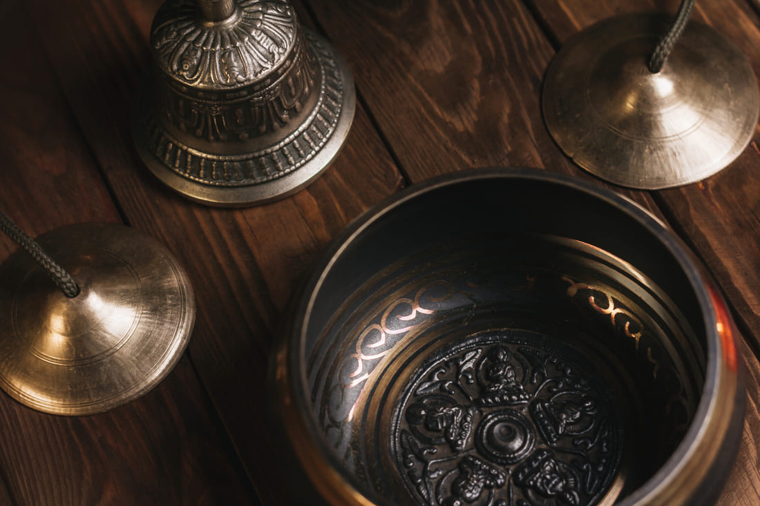 Quels sont les différents symboles gravés sur les bols chantants tibétains ?