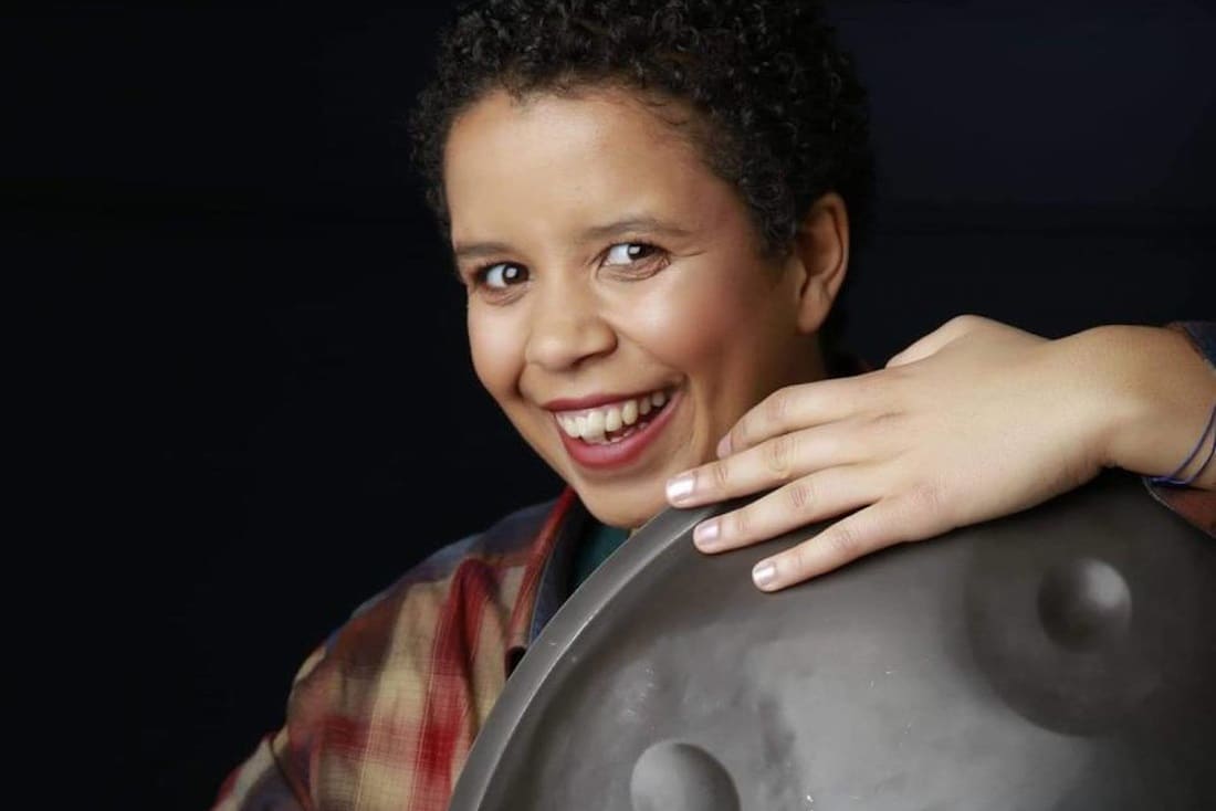 Qui est Rosie Bergonzi, la joueuse de Handpan ?