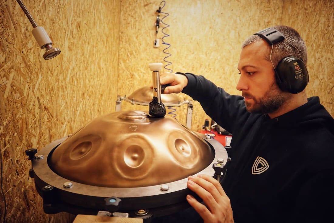 Valerio Menon : artisan-luthier et joueur de Handpan