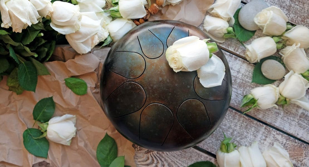 A tongue drum with white roses