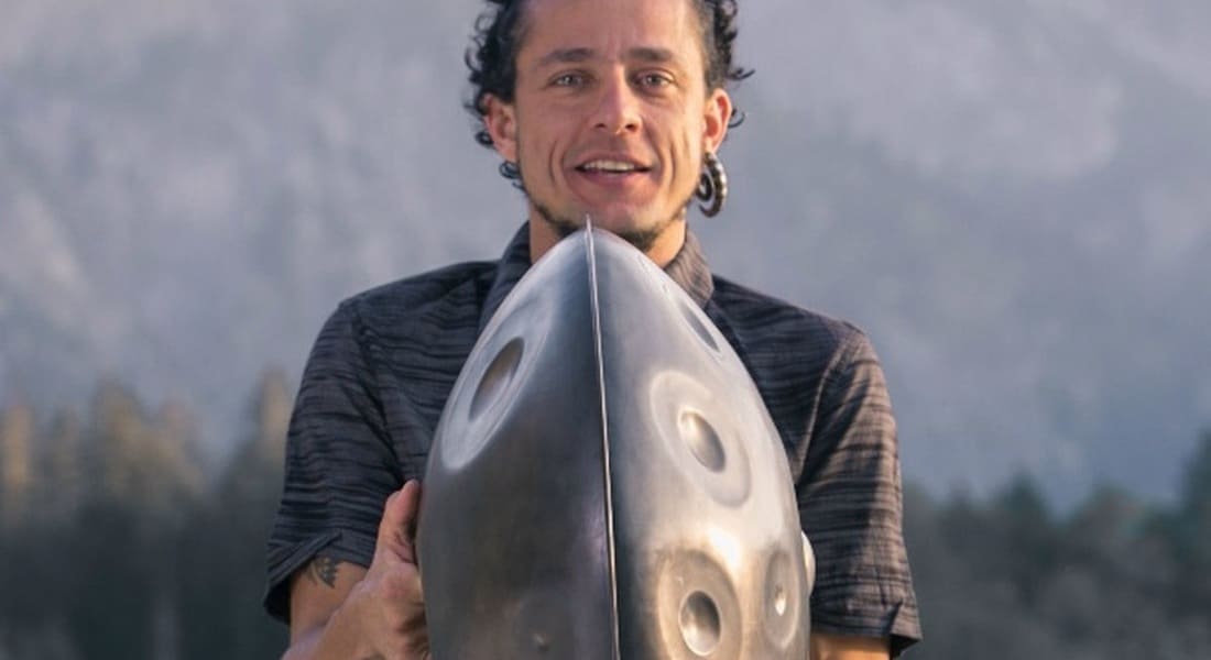 Alexandre Lora holding a handpan in his hands