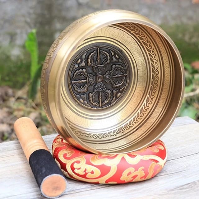 Presentation of the Tibetan singing bowl for stone purification
