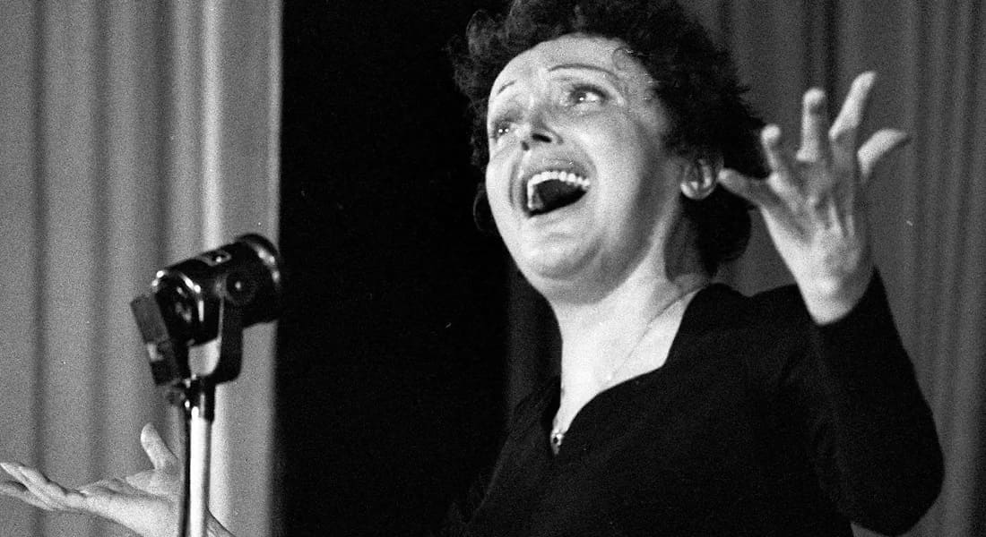 Édith Piaf singing