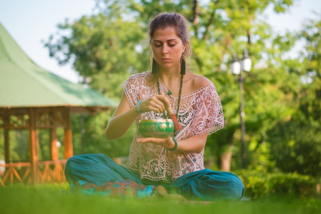 How does a Tibetan singing bowl work?