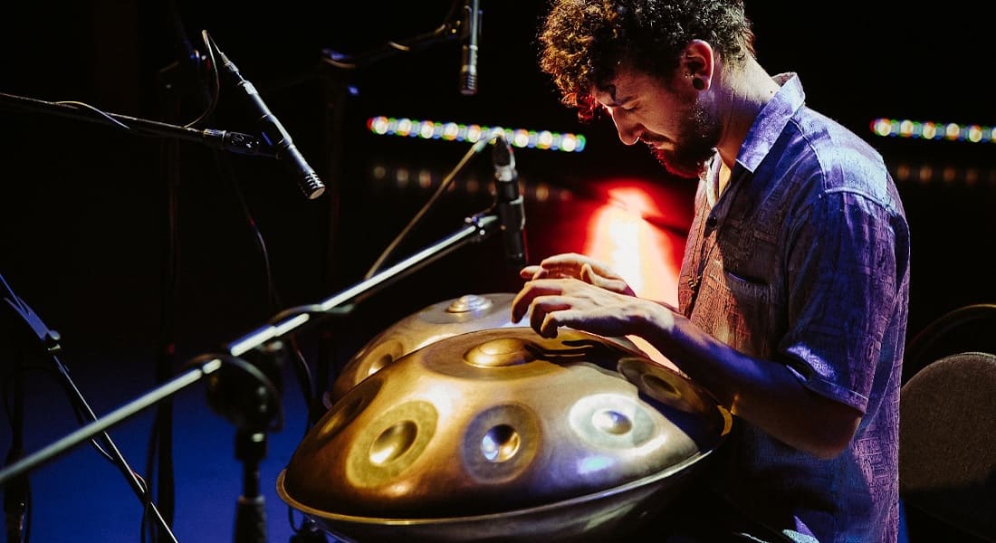 Kabeção in concert with a handpan on stage