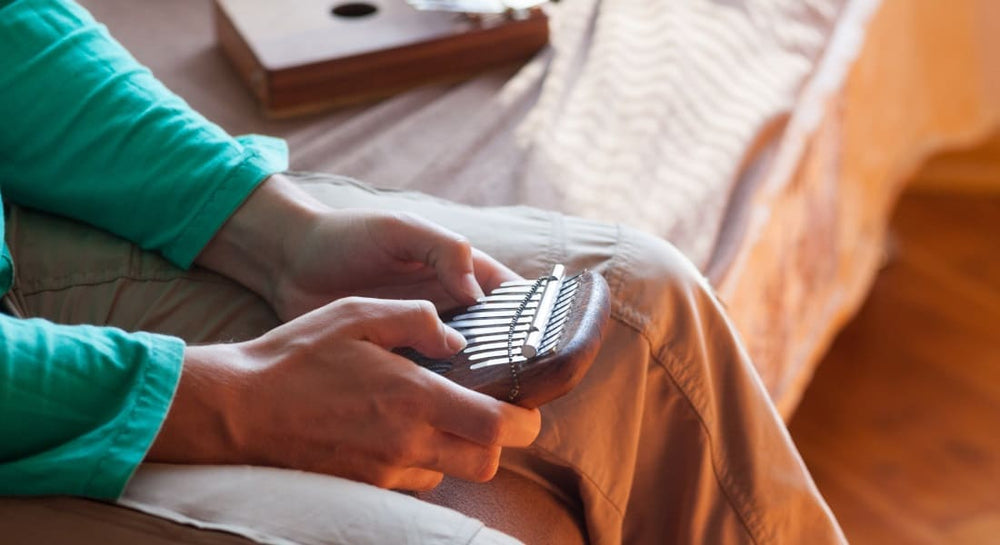 A kalimba player equipped with a tremolo chain