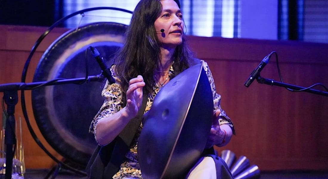 Laura Inserra in concert with a handpan