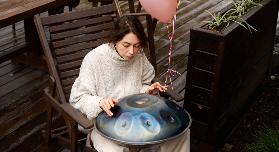 Low-angle view of a handpan player