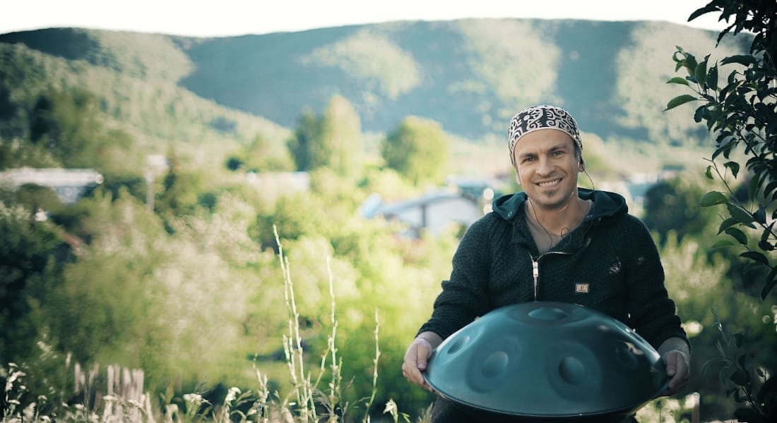 Nadishana with a handpan in the mountains