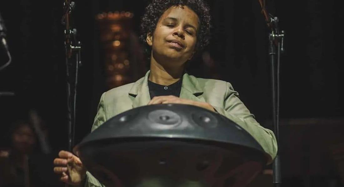 Rosie Bergonzi in concert with a handpan