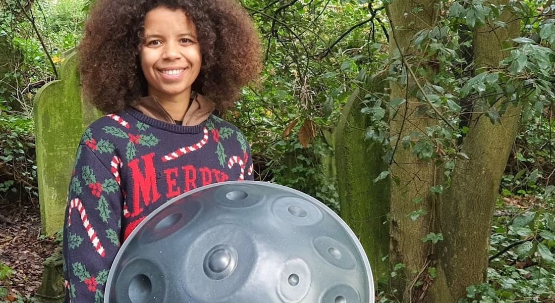 Rosie Bergonzi presenting her handpan