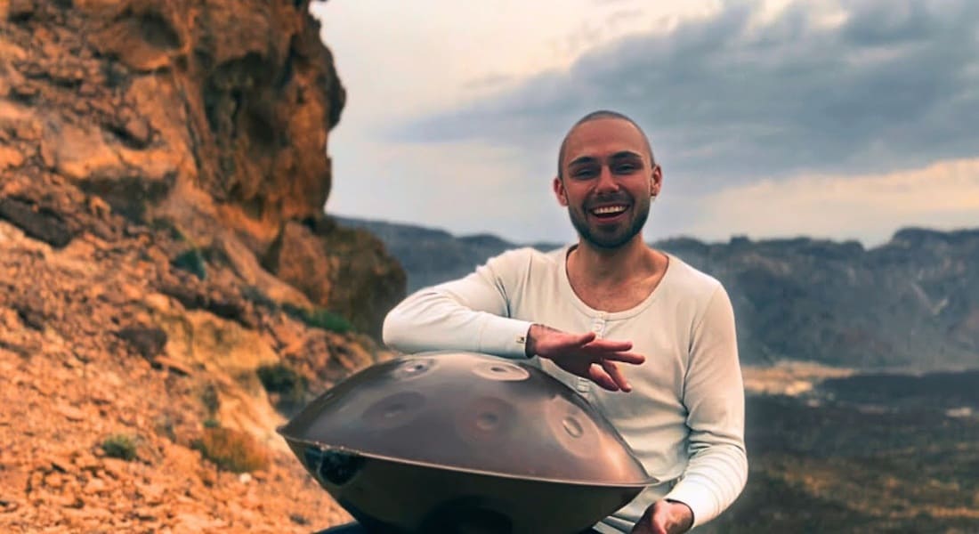 Seraphim Zlatev playing handpan in the desert