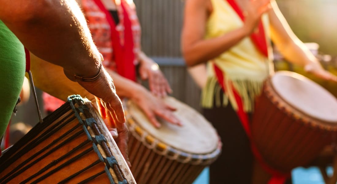 Several djembé players in concert