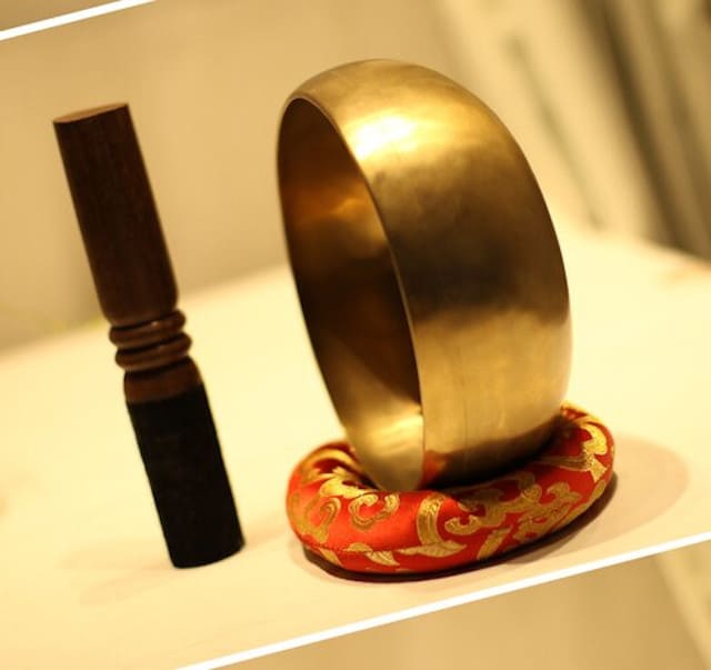 Water singing bowl presentation