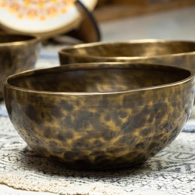 Tibetan singing bowl 15 cm presentation