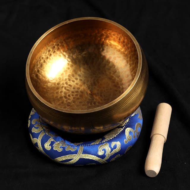 Tibetan singing bowl in E presentation