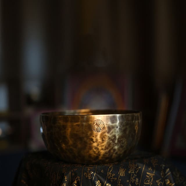 Large Tibetan singing bowl presentation