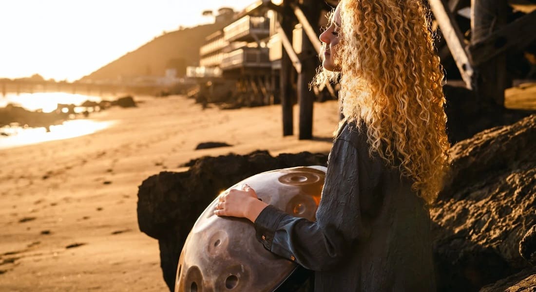 Vybeshift on the beach with a handpan