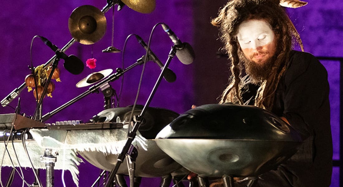 Waagal with two handpans on stage